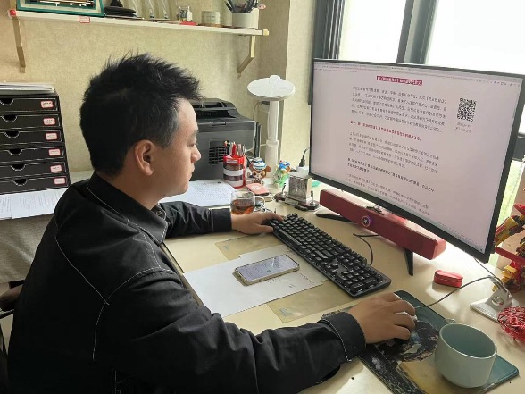 王斯海在学习《中华人民共和国职业教育法》.png