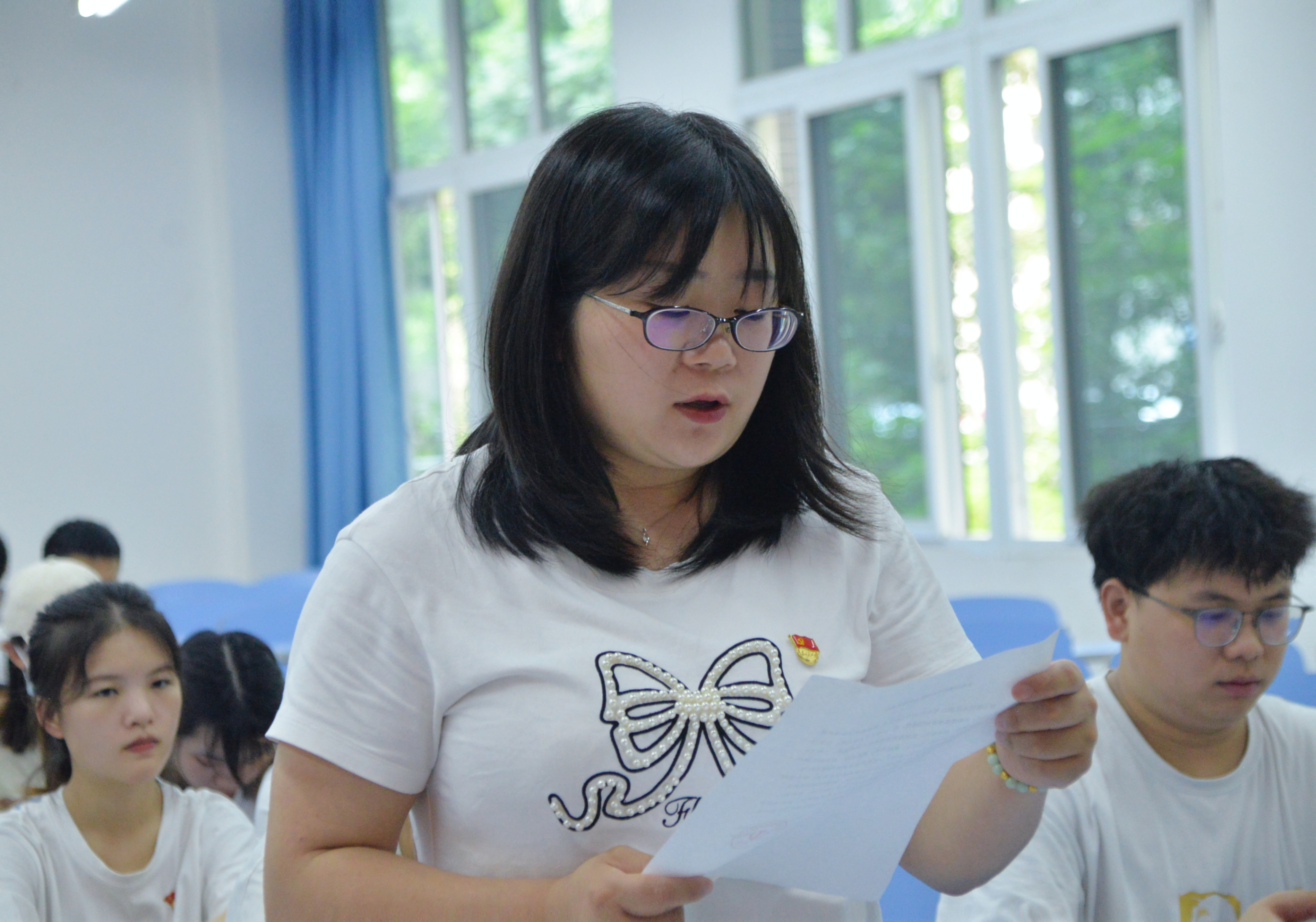 书记宣读决议.jpg