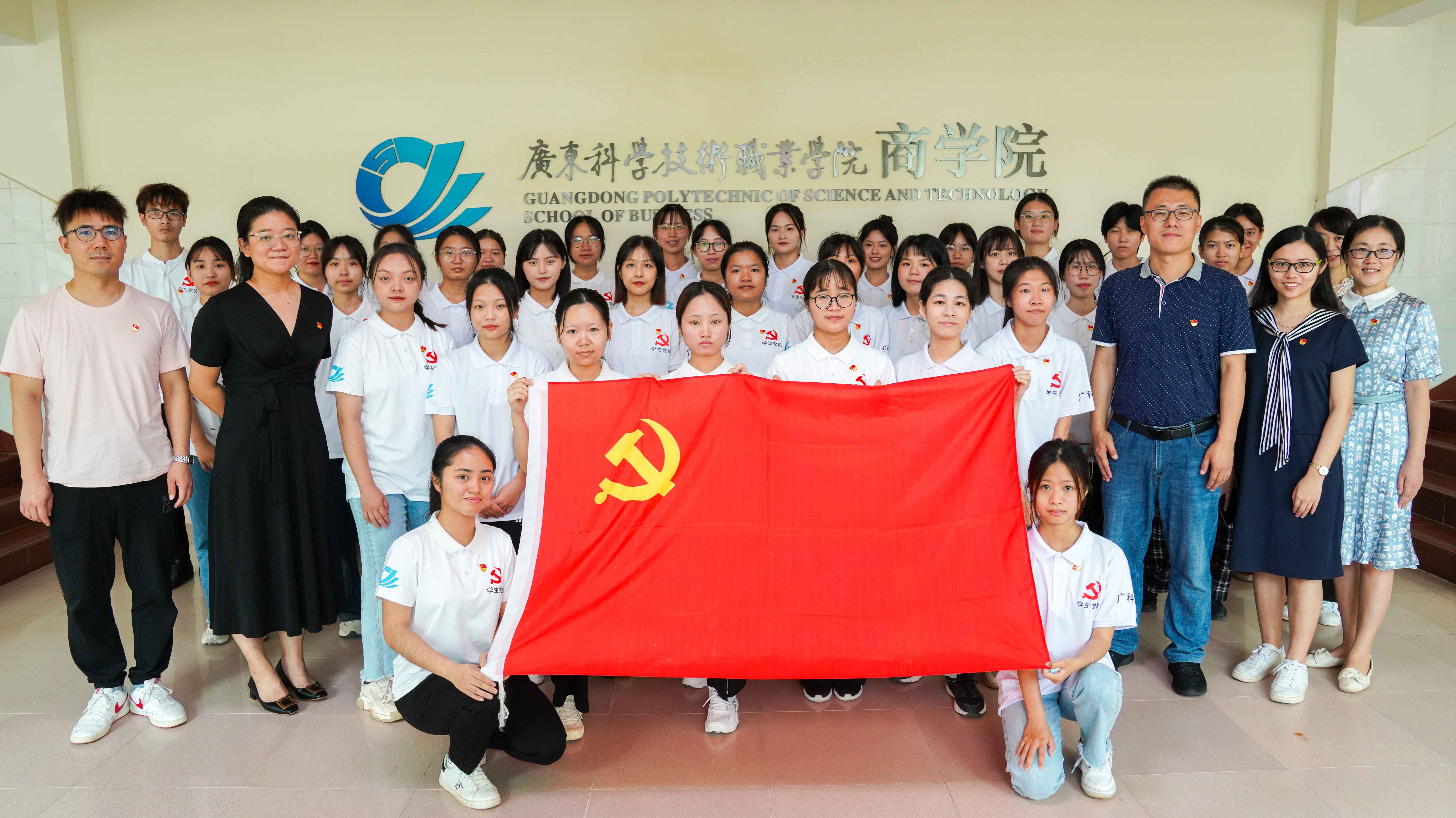 20220701坚定理想信念 争做时代先锋——商学院举行新党员入党宣誓仪式4.jpg