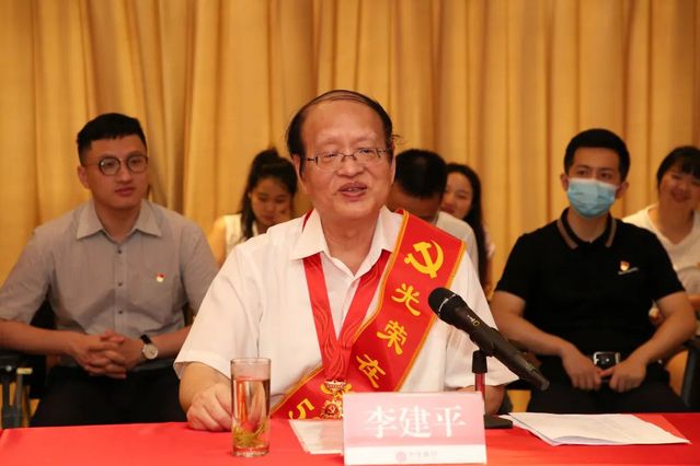 李建平教授以“一个共产党员50年的追求与探索”为主题，讲述入党故事.jpg