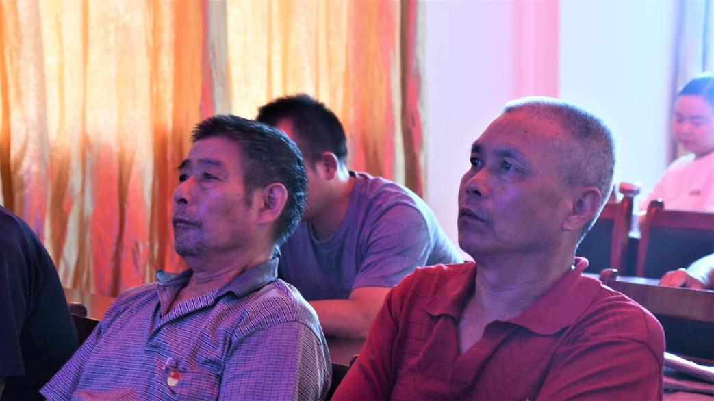 图2：上潘村老党员聆听红色歌谣.png