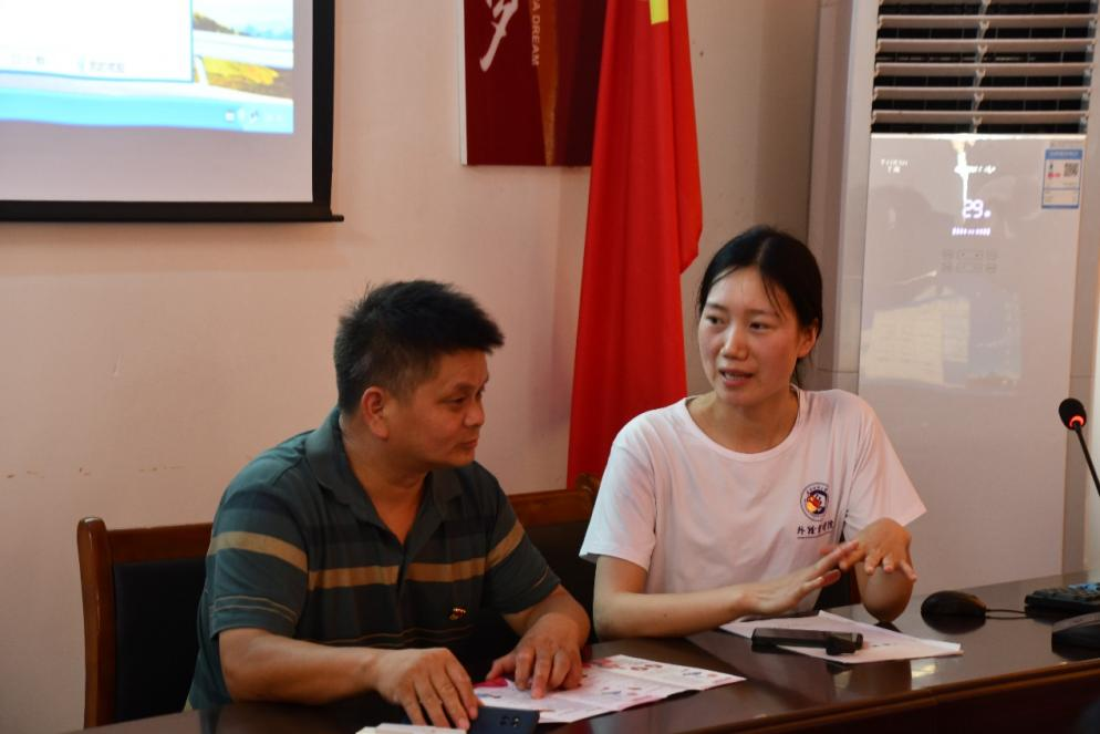 图3：胡美玲老师与上潘村党支部书记进行交流.png