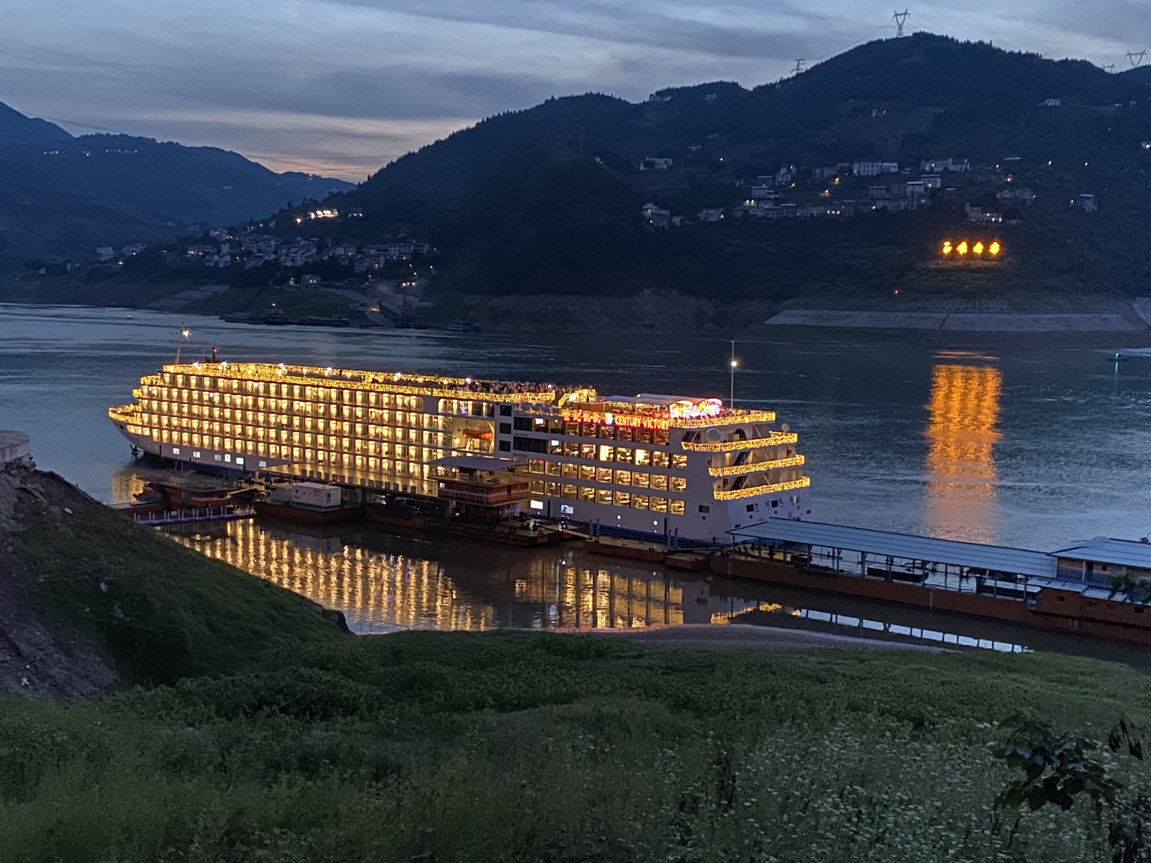 巴东夜景-平静的巫峡