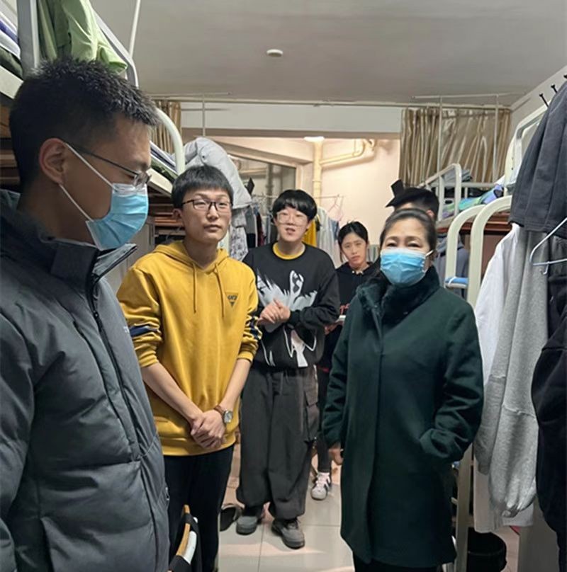 学校党委书记深入学生社区联系学生.jpg