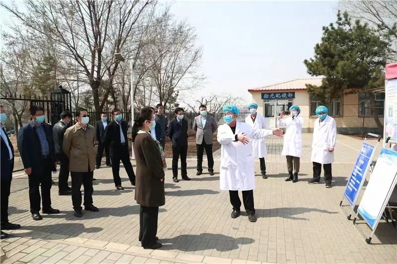 学校领导干部深入学生社区检查疫情防控工作.jpg