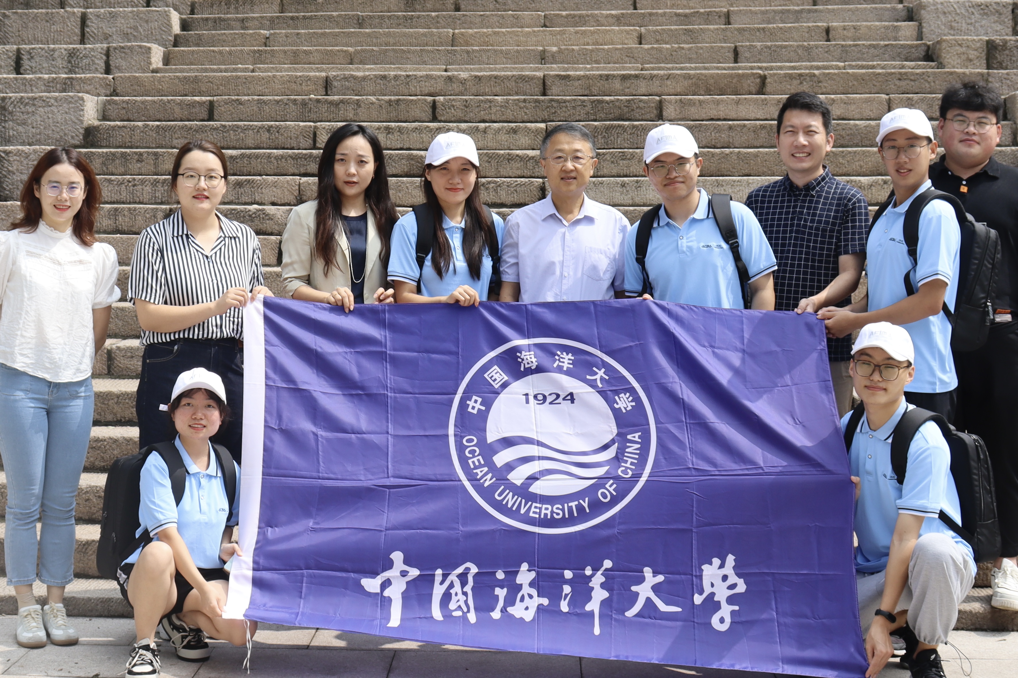 参加出发仪式的师生合影留念.jpg