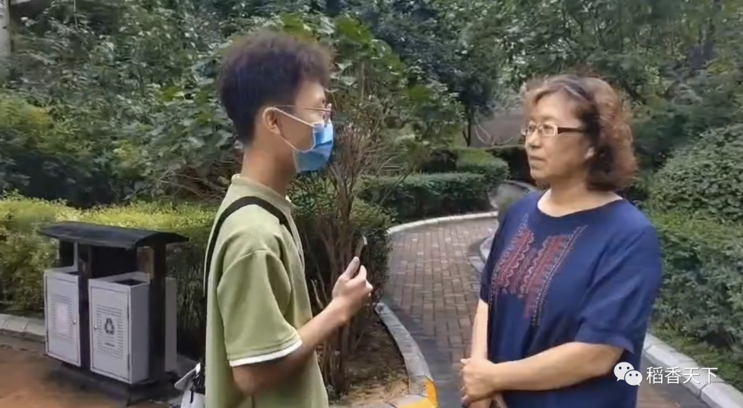 稻香”实践团队代表成员李昊阳同学向矿区管理人员进行采访.png