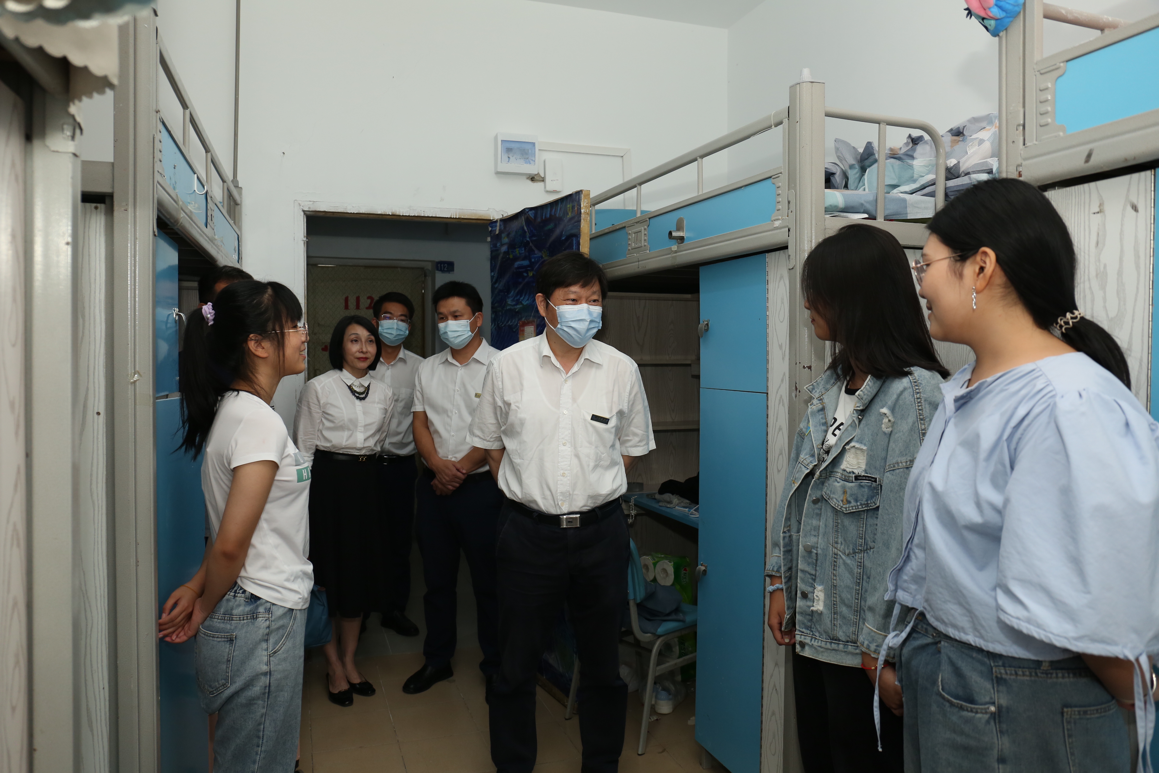 校党委书记刘德富走访土环学院新生宿舍.JPG