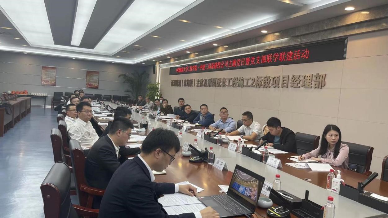 主题党日活动现场.jpg