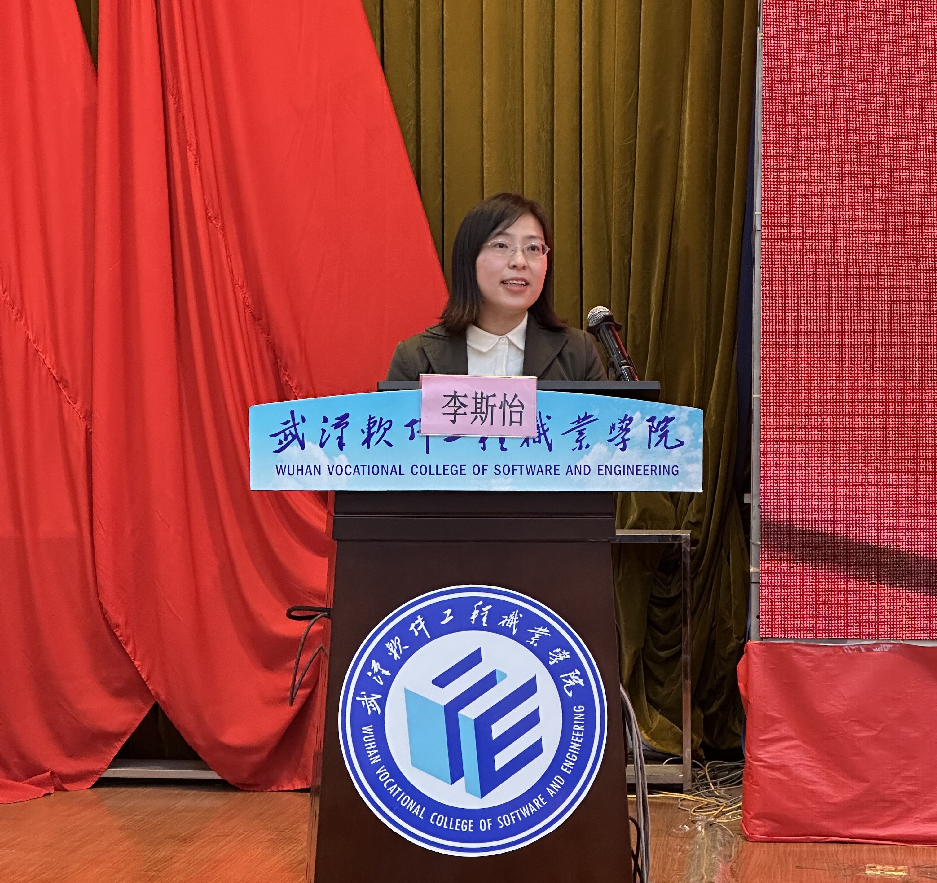 评委点评.jpg