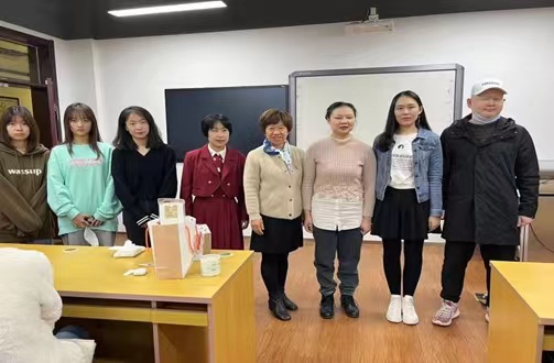 主讲人志愿者合影.jpg