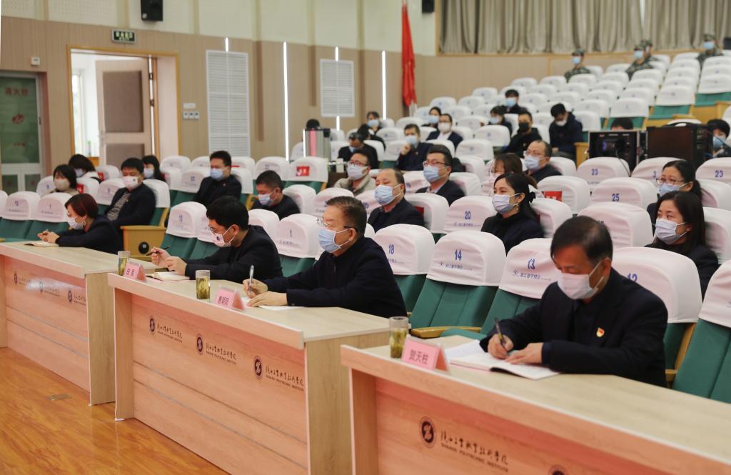 学校领导、师生代表认真学习聆听.jpg