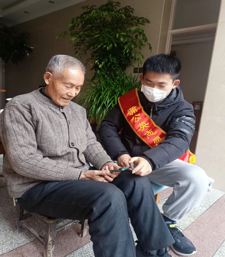 学生党员华阳寒假期间参与地方敬老活动，积极调研了解老人的生活是否受智能化、数字化的影响。