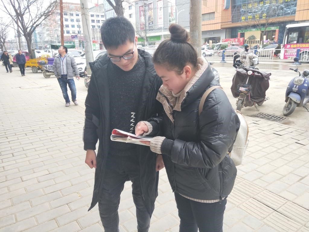 图为学生房强在江苏省徐州市新沂市港头镇新圩社区对社区居民关于保护环境的问题进行随机访谈调查，宣传“爱护环境，保护生态”的重要性。