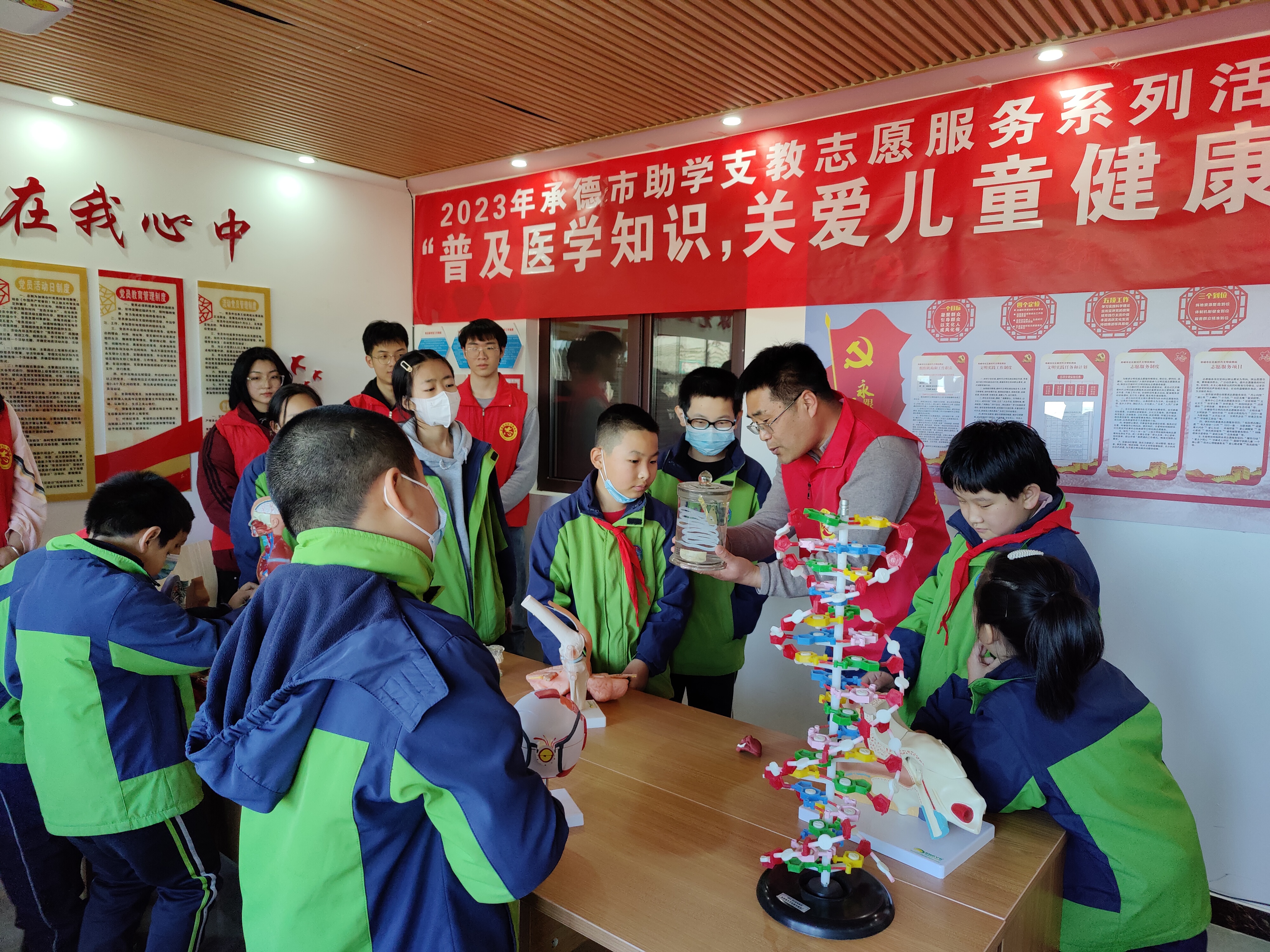 支部书记吴晓光进行人体寄生虫病知识讲解.jpg