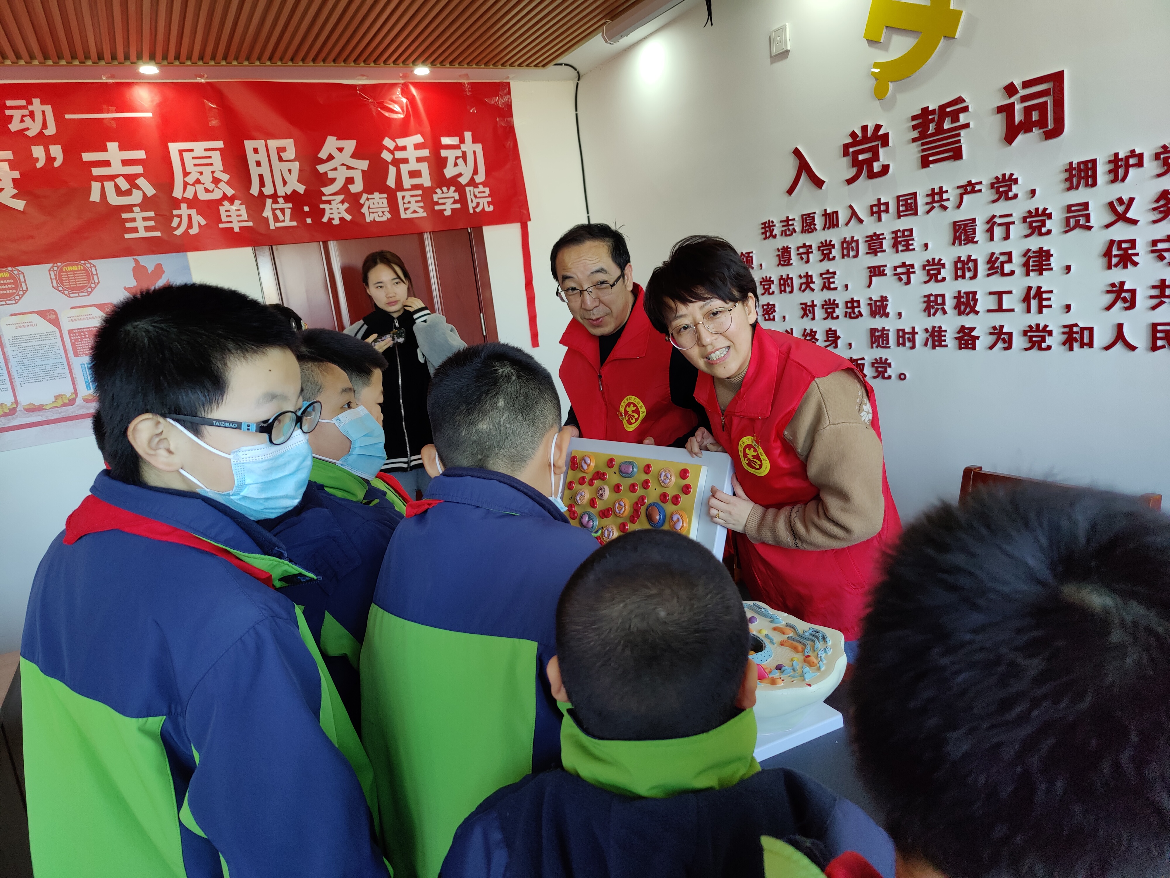 支部党员梁秀军讲解人体血液细胞及免疫知识.jpg