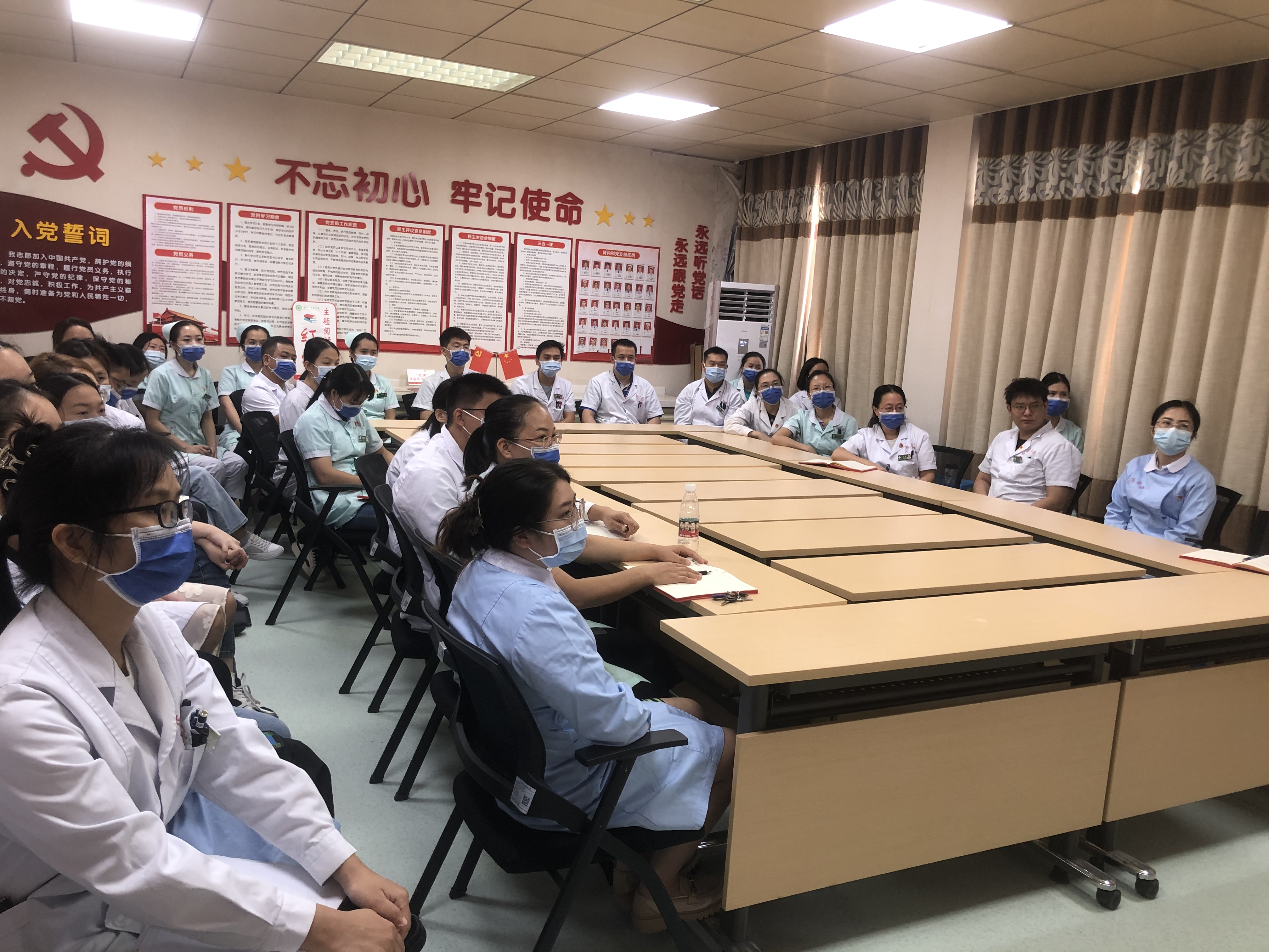 10月16日上午10时，中国共产党第二十次全国代表大会隆重开幕。大会盛况通过媒体的直播第一时间传递到右江民族医学院附属医院总院区肾内科党支部活动室，百东院区肾内科办公室，处处可见肾内科党支部党员及群众积极收听收看大会的热烈景象。