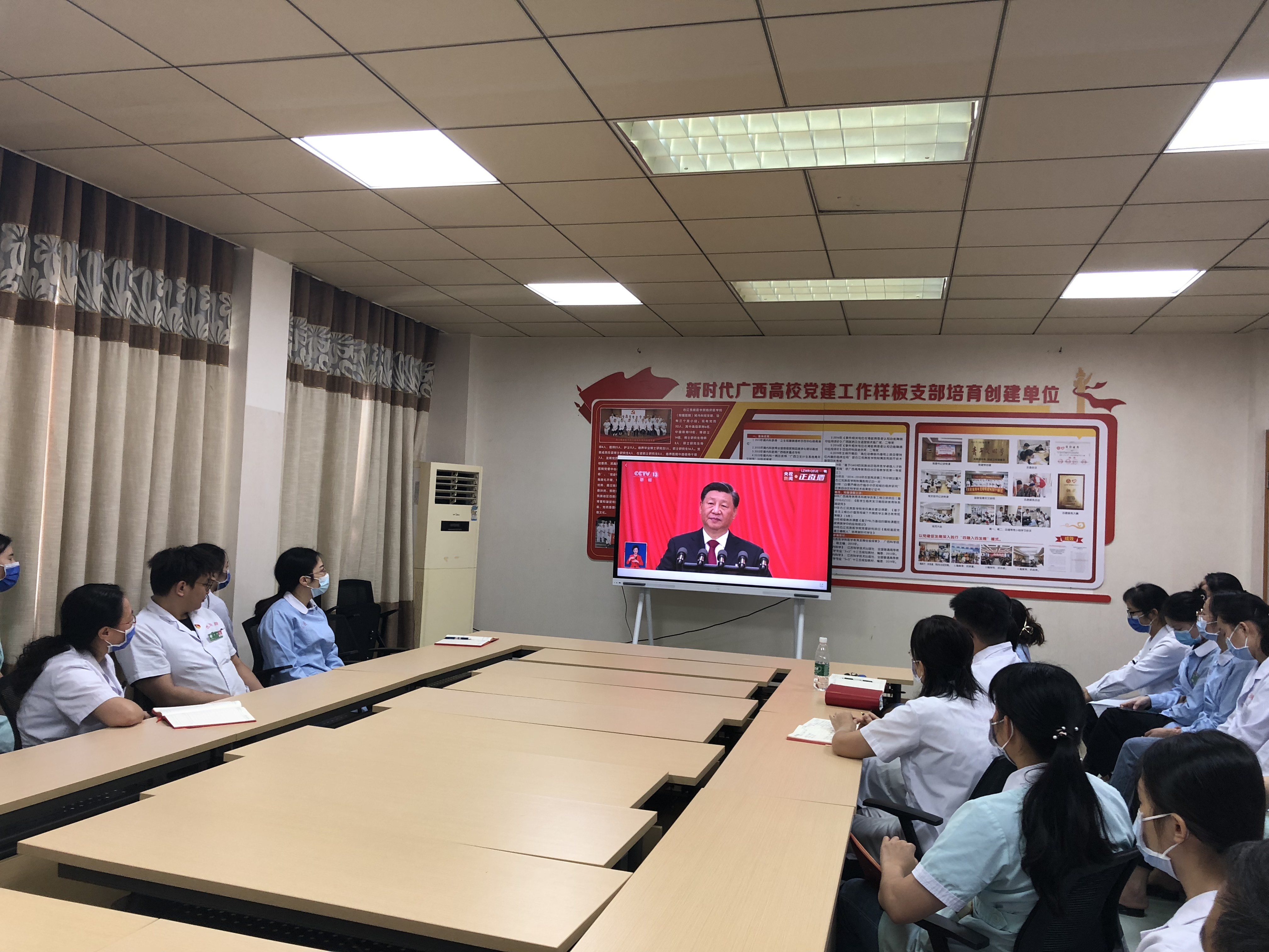 聆听完习近平总书记的报告后，支部党员及科室群众自发展开了热烈的讨论。大家纷纷表示，习近平总书记的报告指明了未来发展的方向，催人奋进。