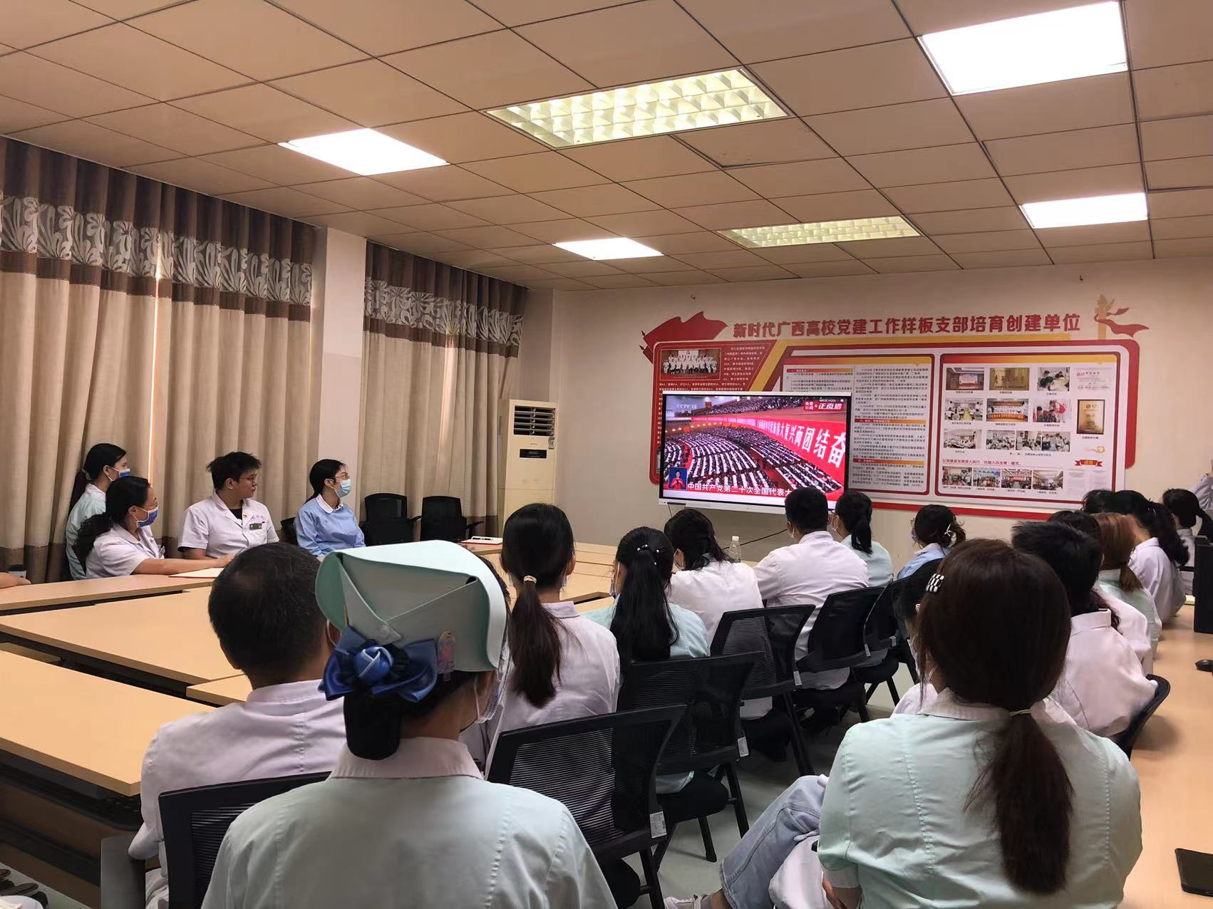 聆听完习近平总书记的报告后，支部党员及科室群众们自发展开了热烈的讨论。大家纷纷表示，习近平总书记的报告指明了未来发展的方向，催人奋进。