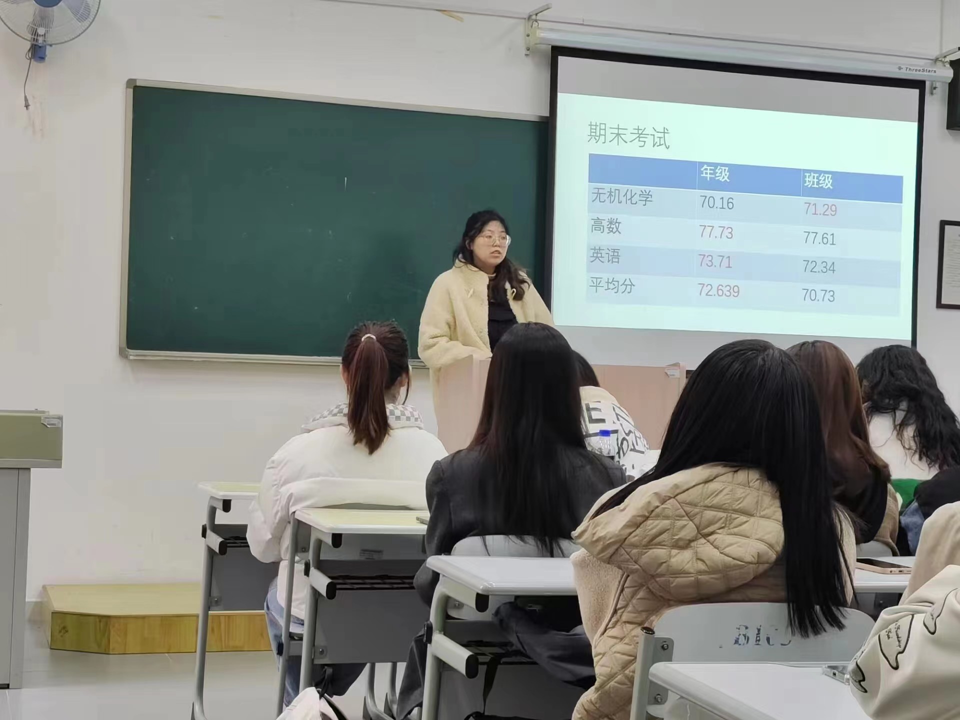 辅导员积极参与开学第一次主题班会（赵阳）.jpg