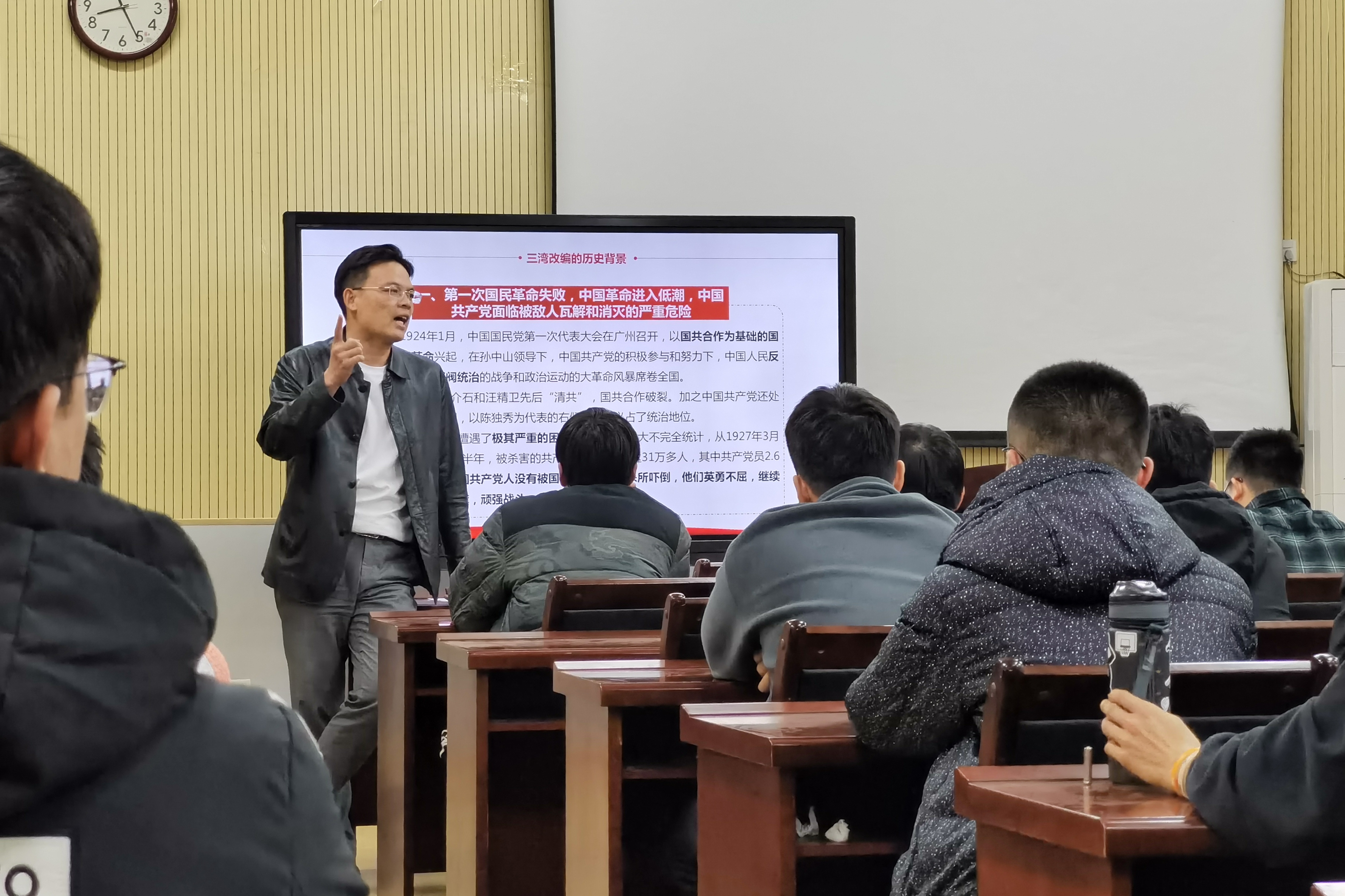 学院党委副书记毛剑讲述微党课 闫明宇摄 (2).jpg