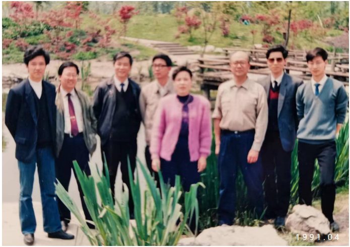 1991年的照相机实验室全体老师（左起：徐之海、王鹏义、李浙江、裘然继，钱娟、王兆远、冯华君、郭威）.png