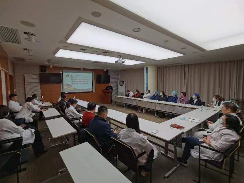 叶福林校长带领党员同志进行学习和分享.jpg
