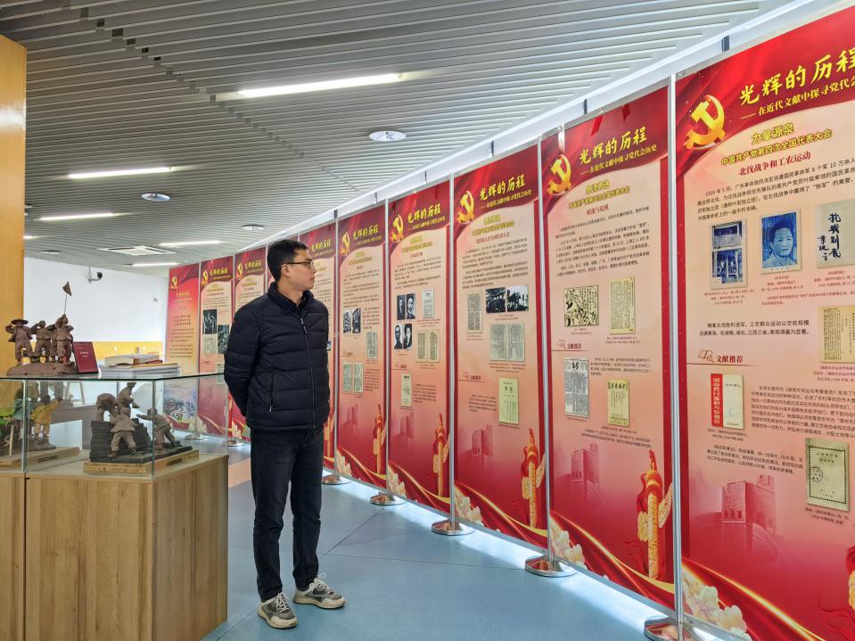 图2 回顾中国共产党的光辉历程.jpg