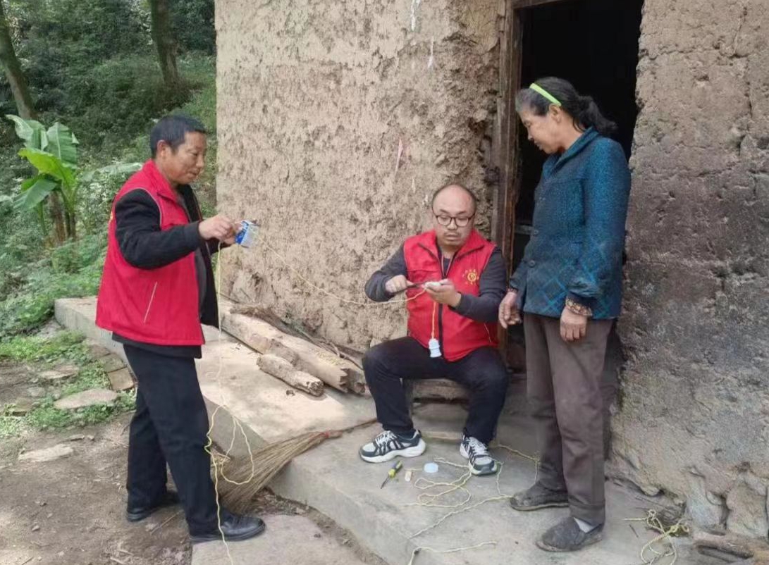 香山村驻村第一书记蒋鹏为村民解难题.jpg