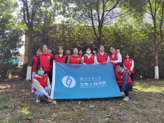 生物技术本科生党支部联合康乾街道在湖州市德清县千丰社区保利原乡开展“‘植’此青绿，‘扎根’基层”义务植树活动.png