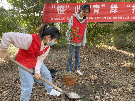 生物技术本科生党支部联合康乾街道在湖州市德清县千丰社区保利原乡开展“‘植’此青绿，‘扎根’基层”义务植树活动2.png