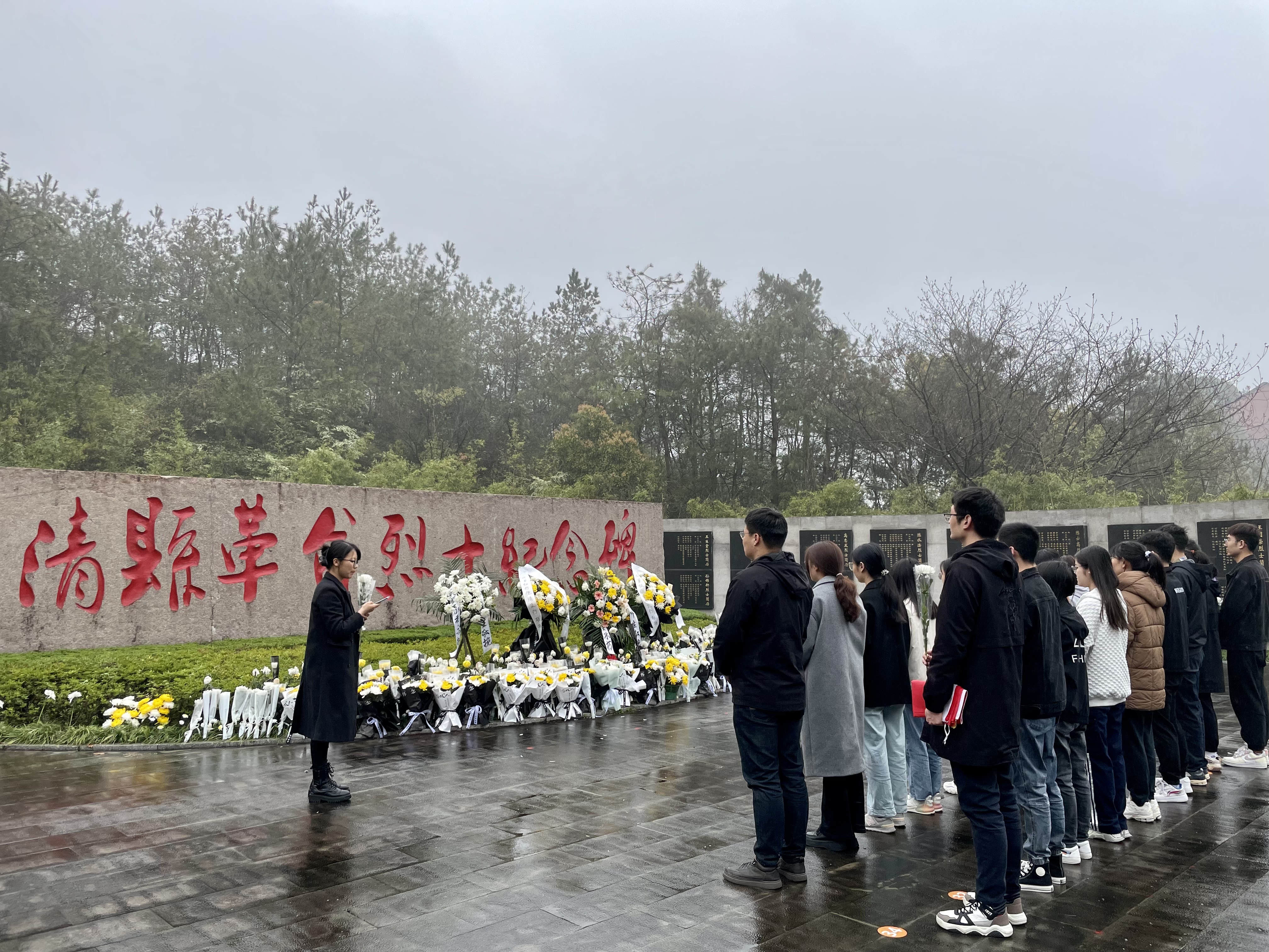 生物资源与生物环保研究所研究生党支部以“缅怀革命先烈，争做时代新人”为主题，前往德清县革命烈士纪念园进行祭扫2.jpg