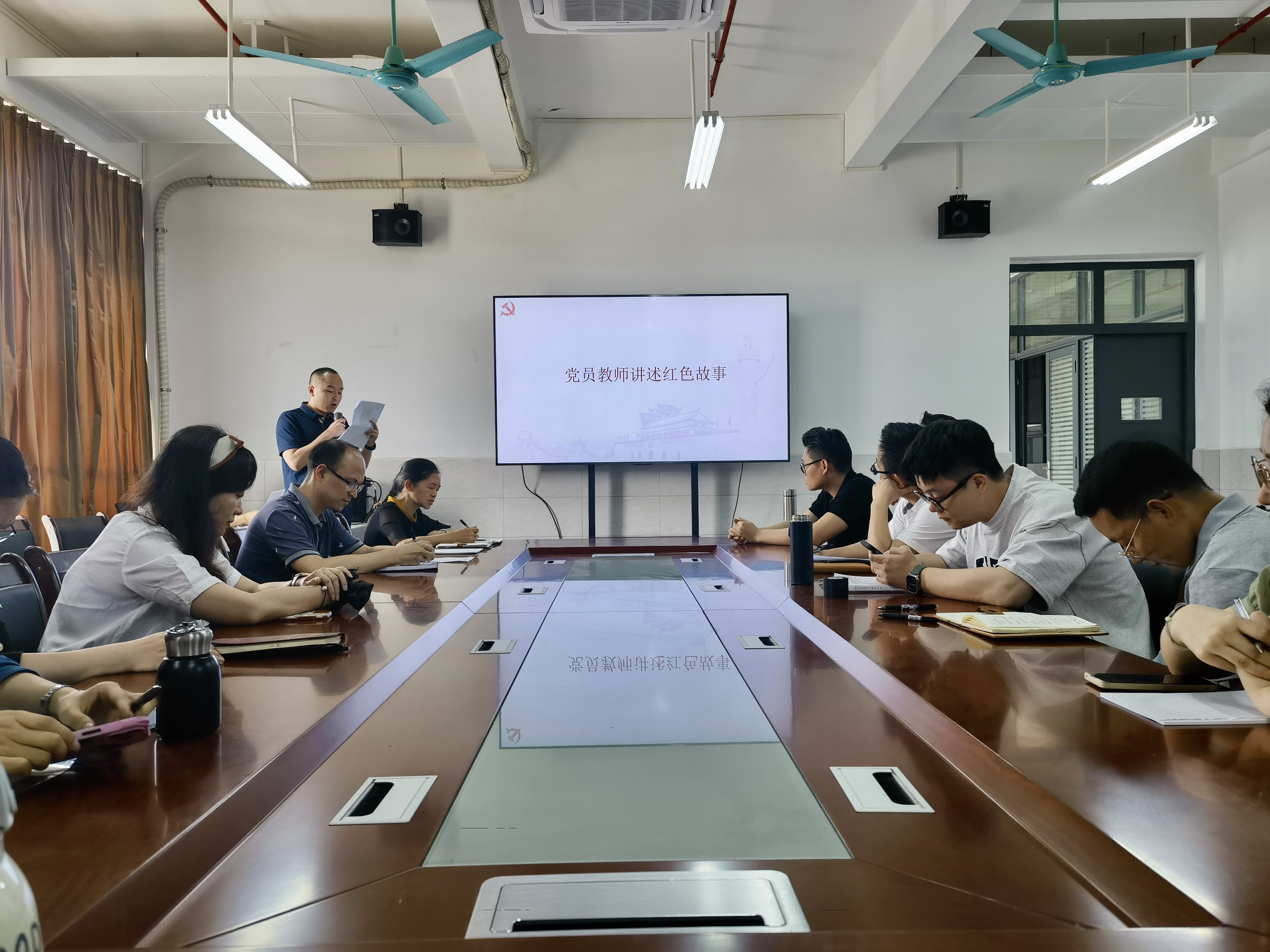 党员教师讲红色故事1.jpg