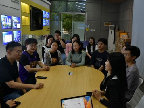 图一 （支部成员互相介绍）.jpg