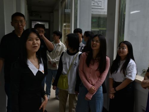 图二 （实验室参观）.jpg