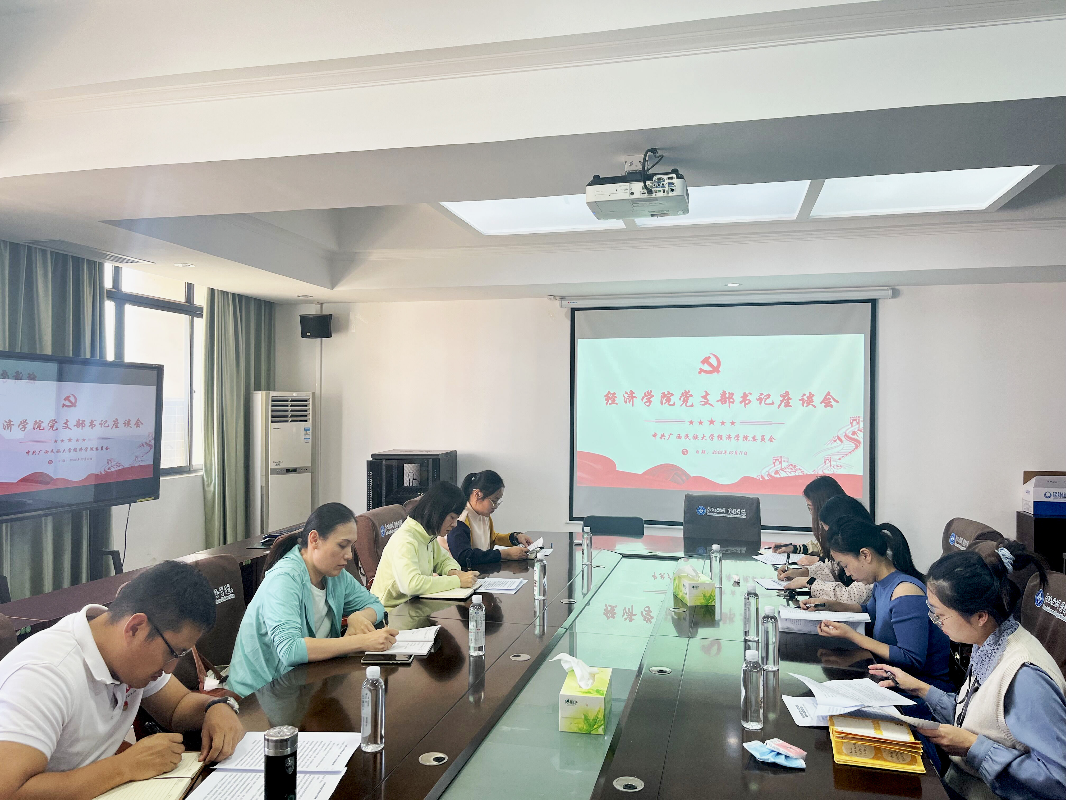座谈会.jpg