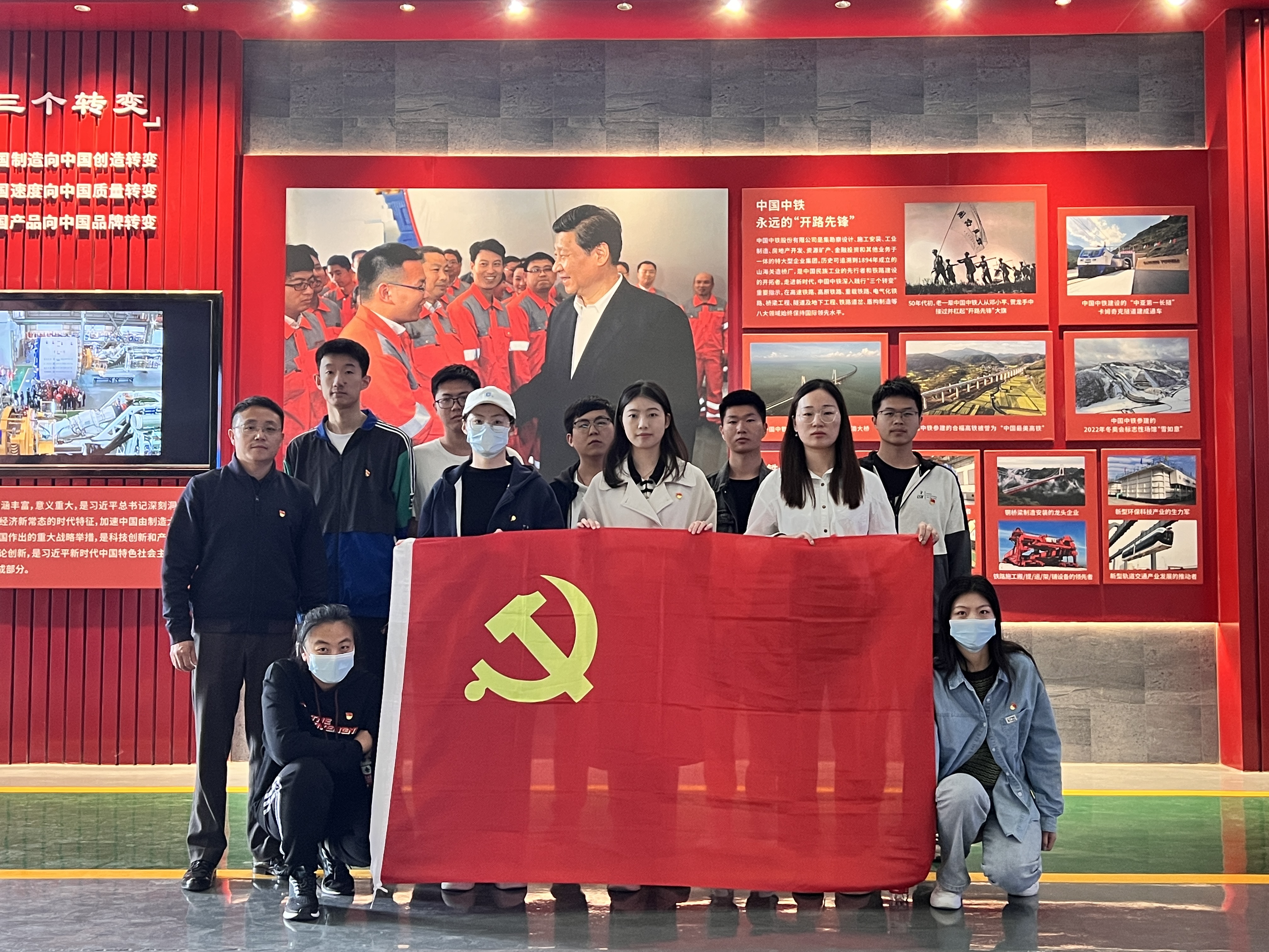 学生第一党支部在习近平总书记“三个转变”重要指示宣传展示牌下合影.JPG