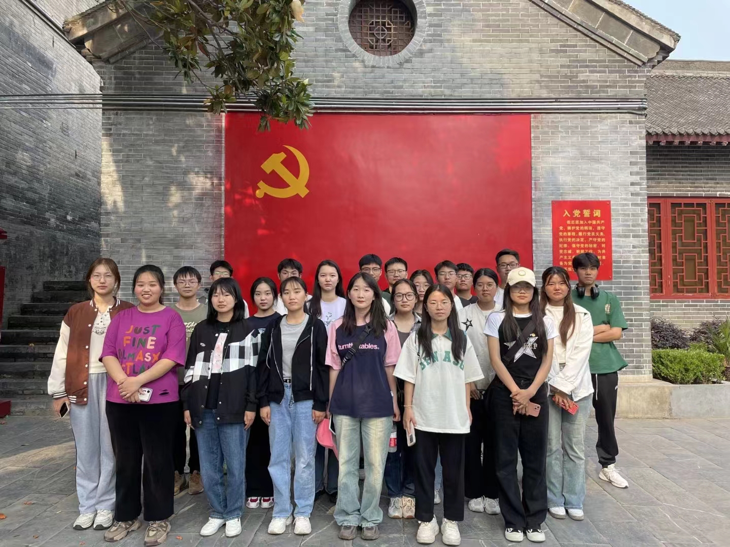 党旗下合影.jpg