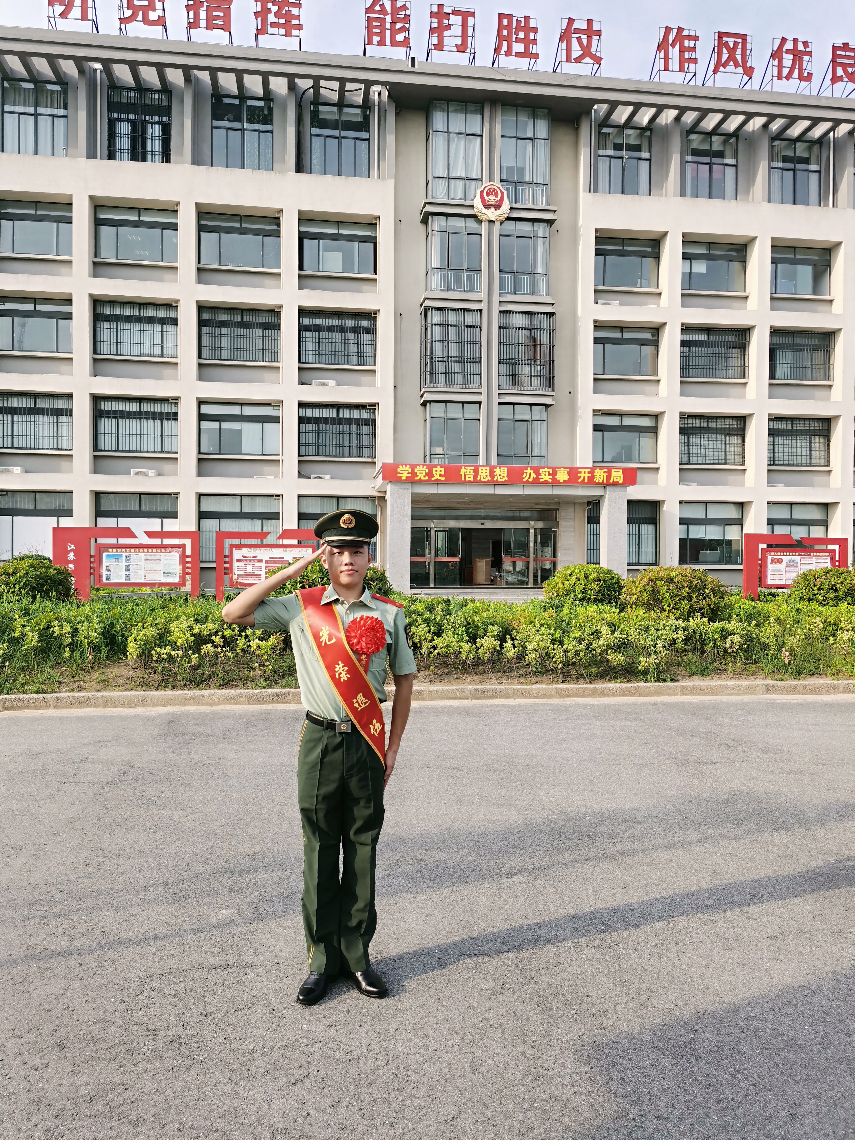 图一为钟嘉乐学长参军照片.jpg
