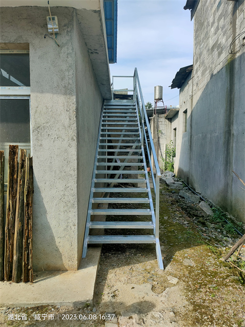驻村工作队筹措资金为尧明海家新装的楼梯.jpg