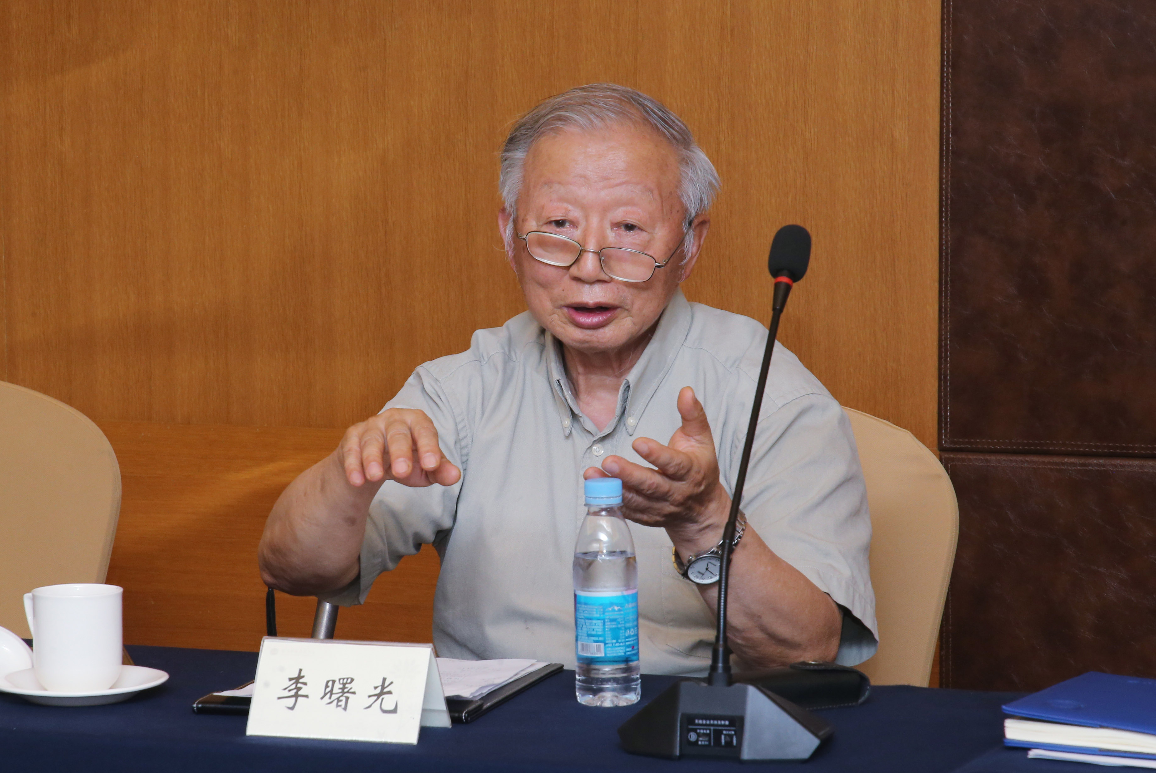 会上,李曙光院士建议统筹校内地化,遥感和钻探等研究团队,形成与深空