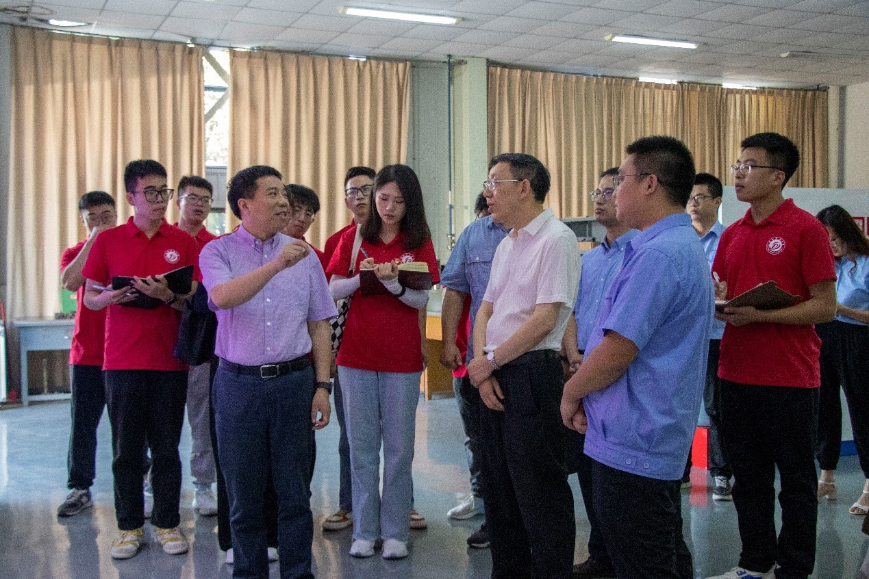 图为郭建春老师发表感言。.jpg 图为郭建春老师发表感言。.jpg