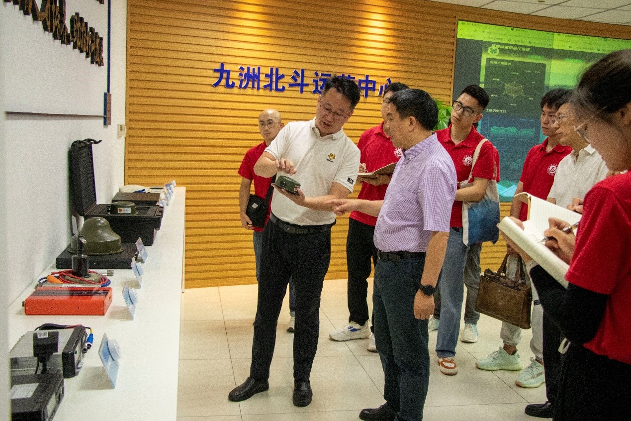 图为实践队员参观北斗运营中心。.jpg 图为实践队员参观北斗运营中心。.jpg