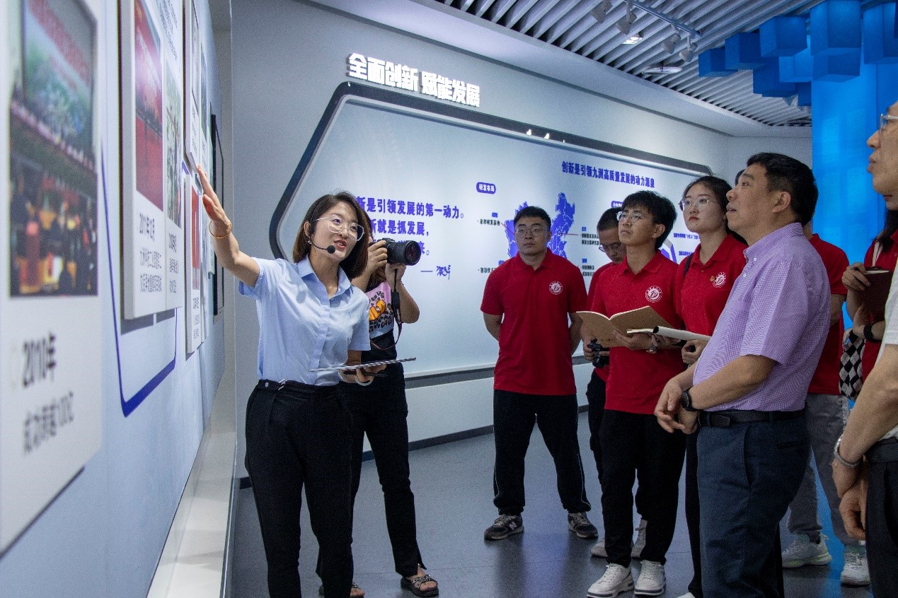 图为实践队员参观九洲展厅。.jpg 图为实践队员参观九洲展厅。.jpg