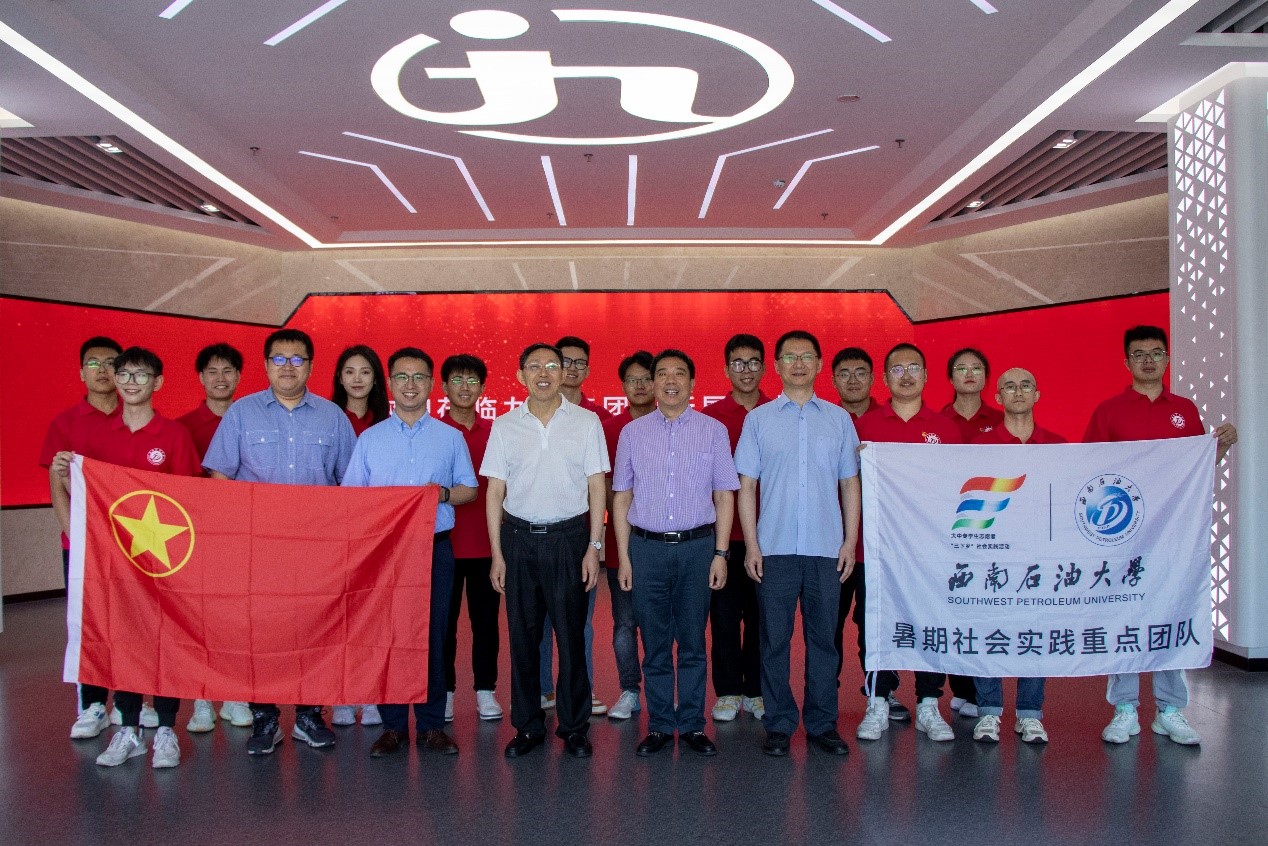 图为实践队员与九洲领导合影。.jpg 图为实践队员与九洲领导合影。.jpg