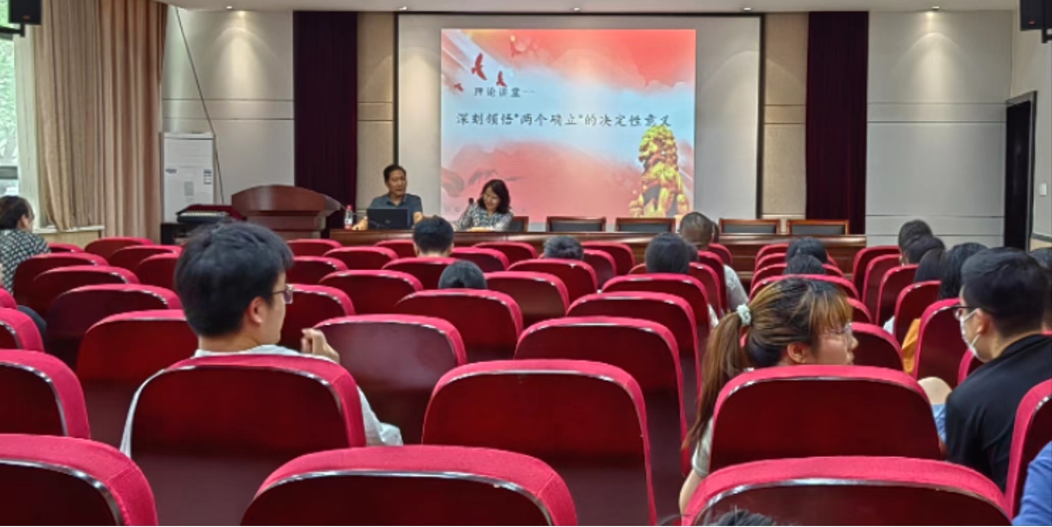 刘振江教授进行专题讲座.jpg