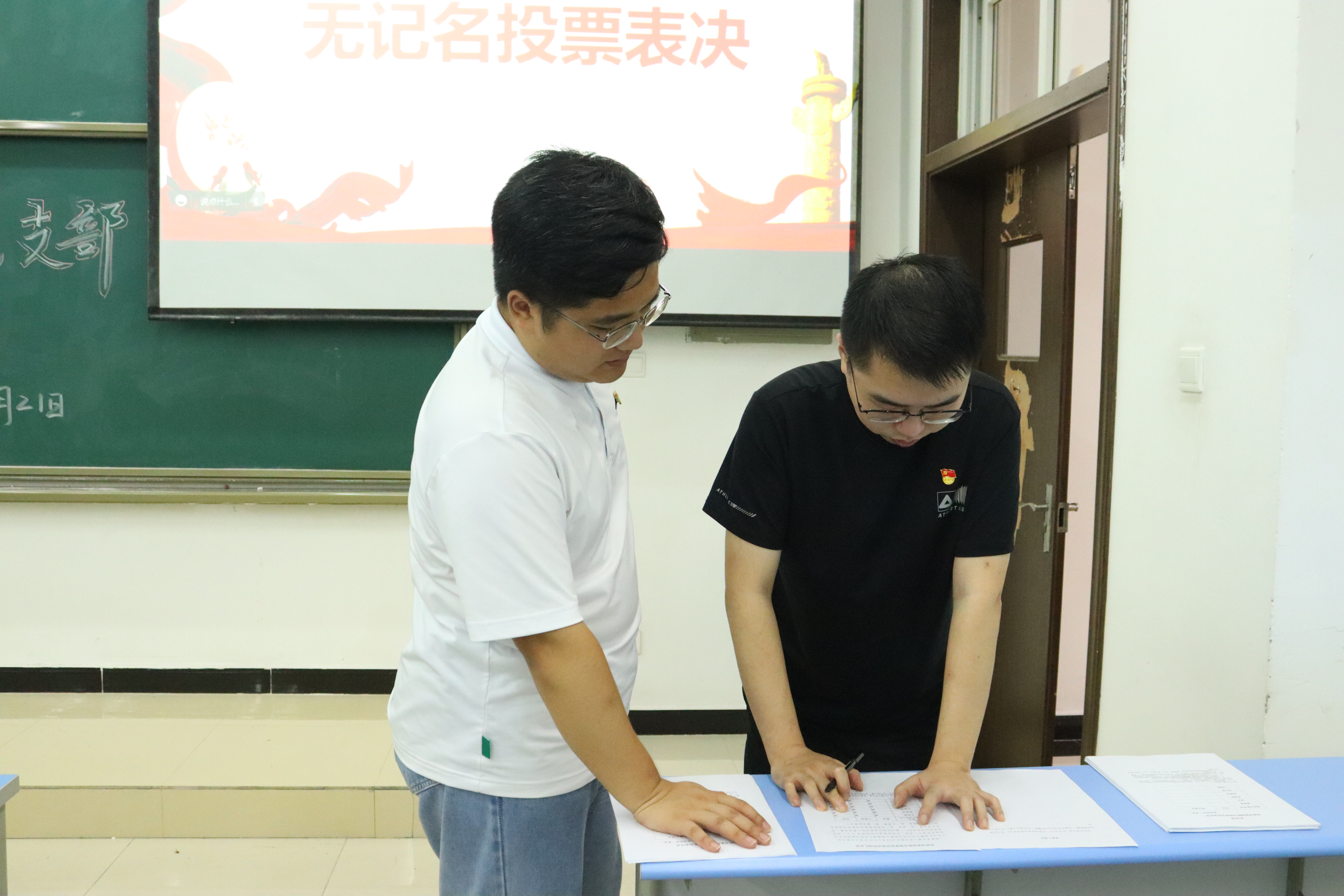 现场统计票数.jpg