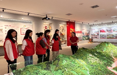 支部成员认真聆听“背篓商店”流传至今的红色故事.png 支部成员认真聆听“背篓商店”流传至今的红色故事.png