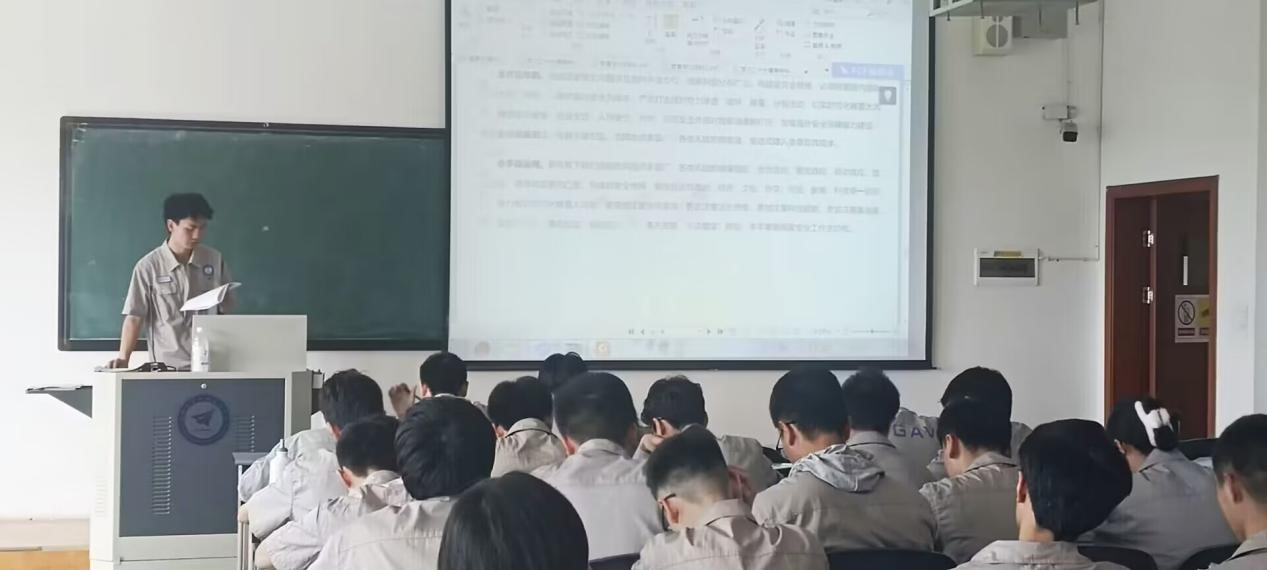 徐恩著进行领学.jpg