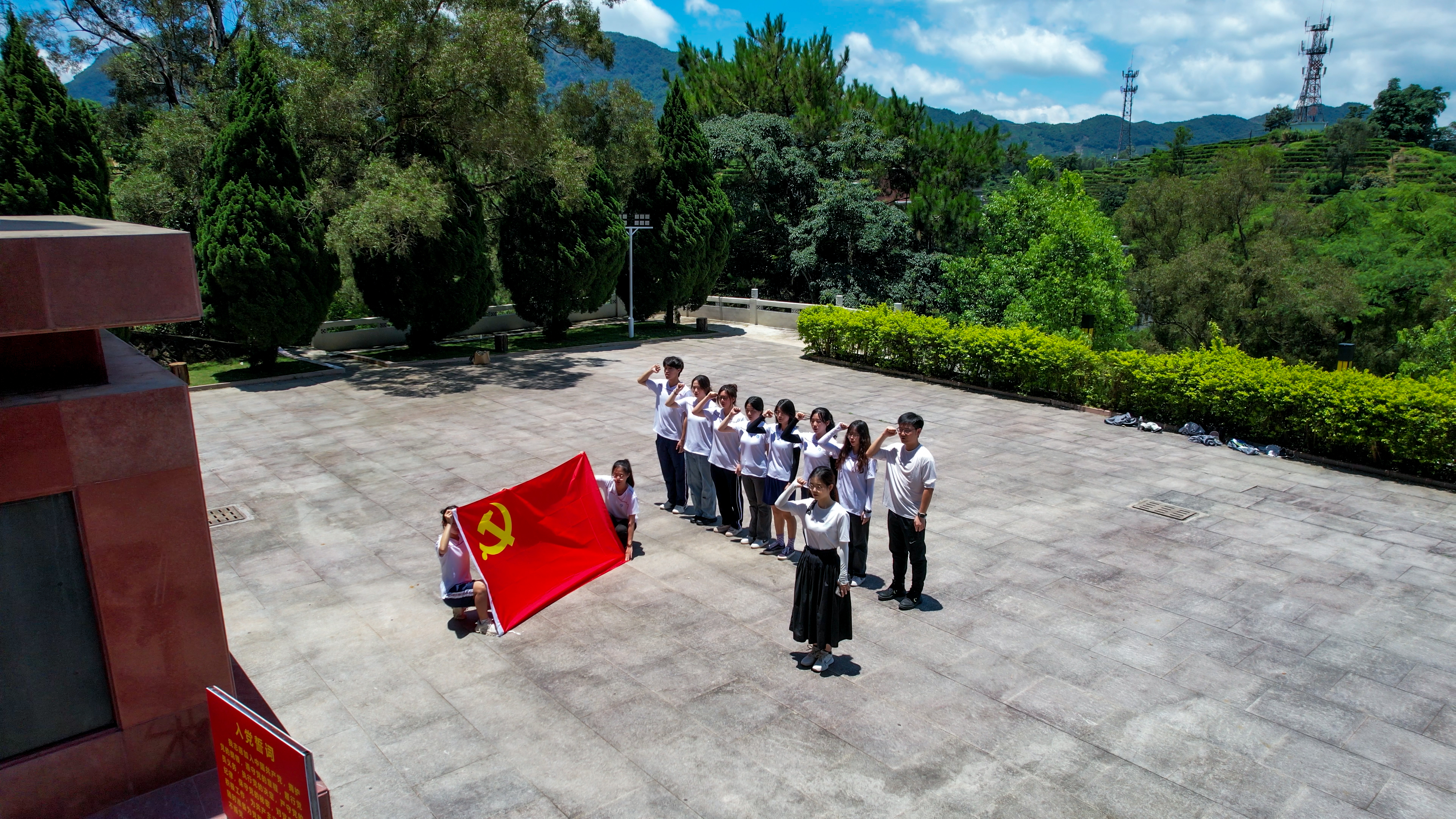 烈士纪念碑前重温入党誓词.jpg